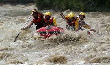 Pacu Adrenaline Kamu! Jelajahi Sungai di Wisata Arung Jeram Terbaik di Indonesia Ini
