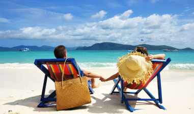 Tips Aman dan Nyaman Saat Berlibur ke Pantai, Bikin Liburanmu Berkesan!