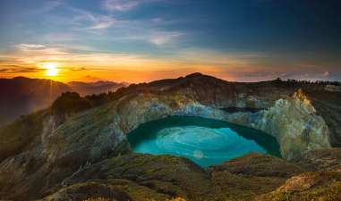 Gunung Kelimutu, Sebuah Gunung Legendaris di Nusa Tenggara Timur Yang Keindahannya Dikenal Hingga Mancanegara