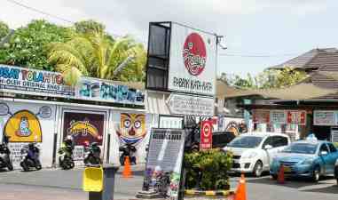 Beli Oleh-Oleh Menggelitik di Pabrik Kata Joger, Bali