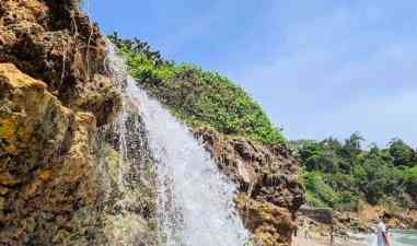 Pantai Pacar di Tulungagung – Pantai Air Terjun