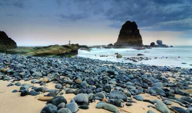 Rekomendasi Wisata Pantai di Jawa Timur, Pasir Putih Nan Indah