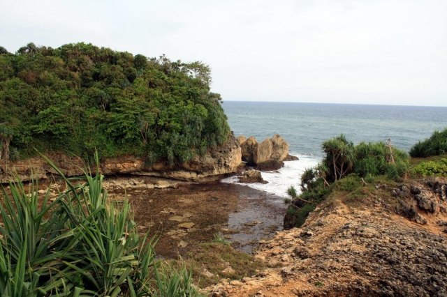 pantai di malang yang belum terjamah | Pantai Jonggring Saloko